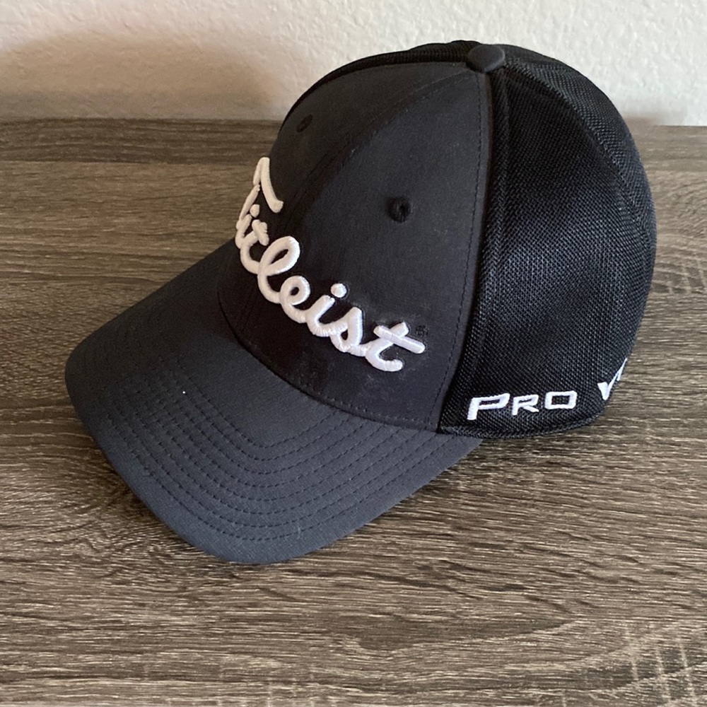 Titleist Pro V1 hat. Size M/L